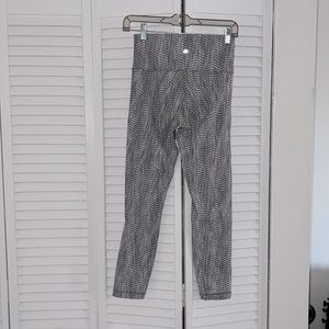 LIKE NEW! LULULEMON Wunder Under leggings size 6 25” inseam
